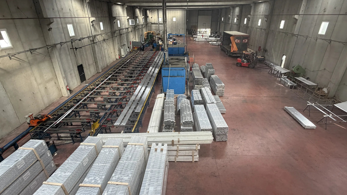 Fabrika genel görünümü: pres hattı ve sevkiyat alanı