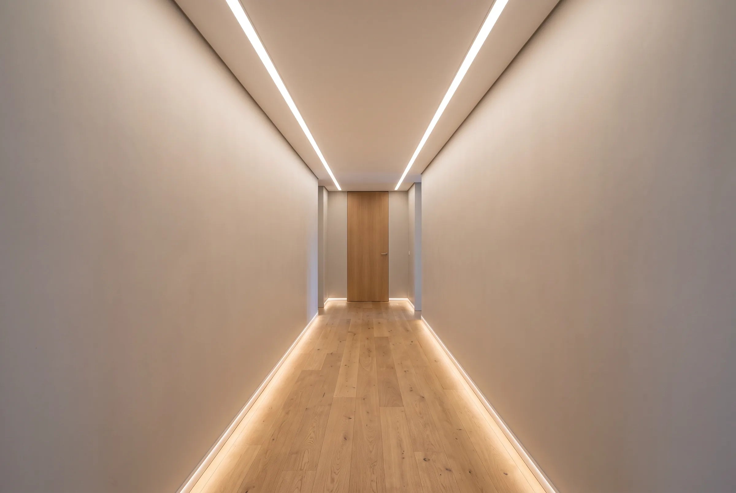 Koridor alanında çizgisel LED aydınlatma örneği.