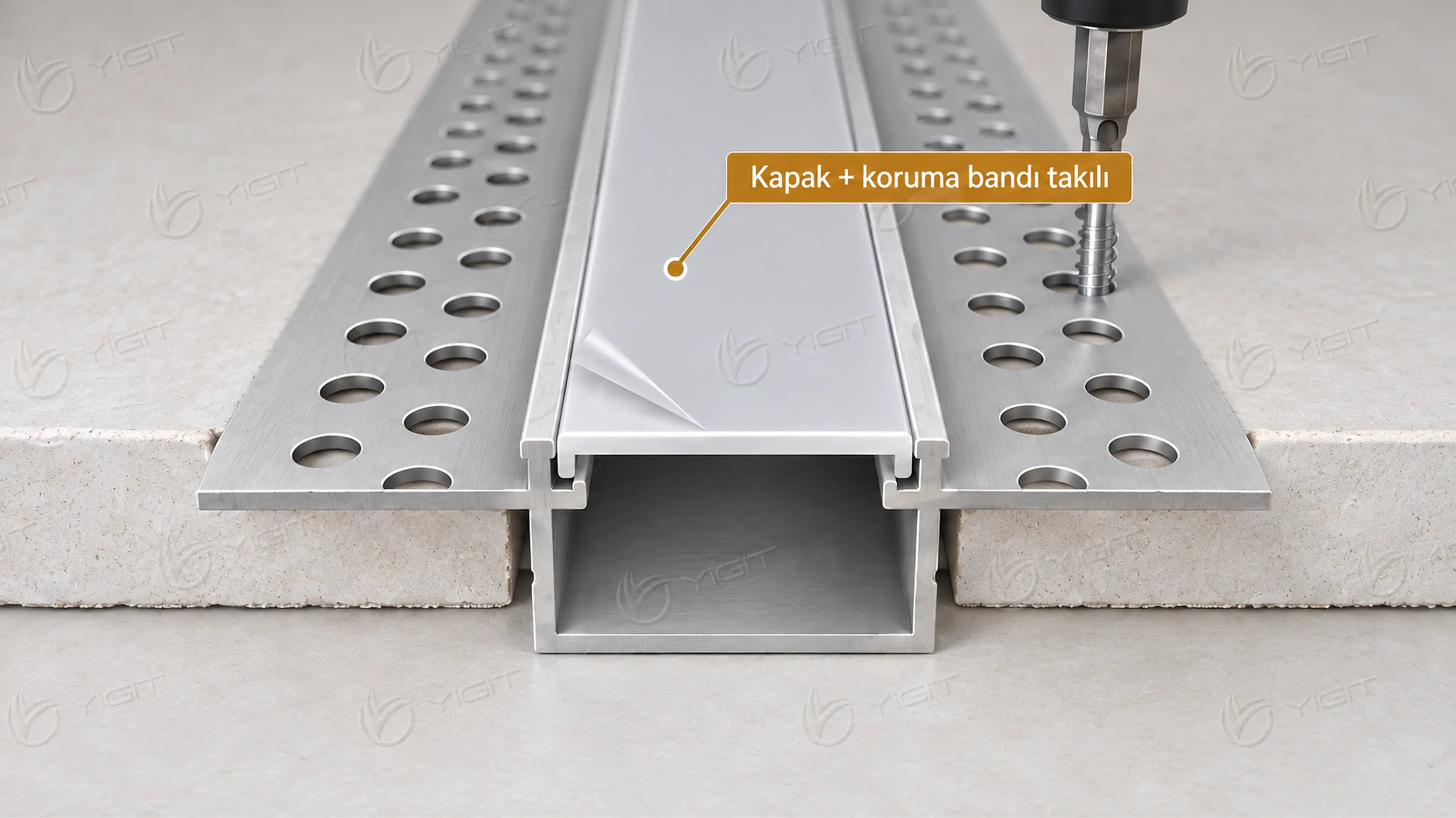 Doğru montaj: kapak ve koruyucu bant takılıyken kanatlardan vidalama.